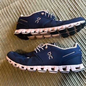 On Cloud Women’s Sz 10